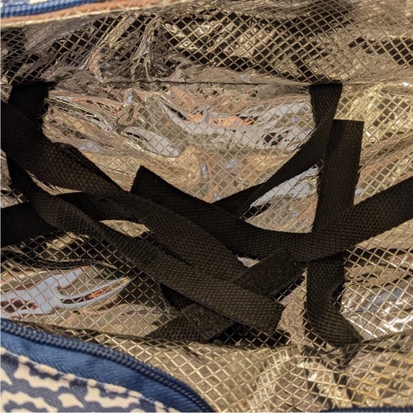 Temp-Tations Old World Insulated Hot/Cold Food Tote w/Bonus Apron - Picture 6 of 10